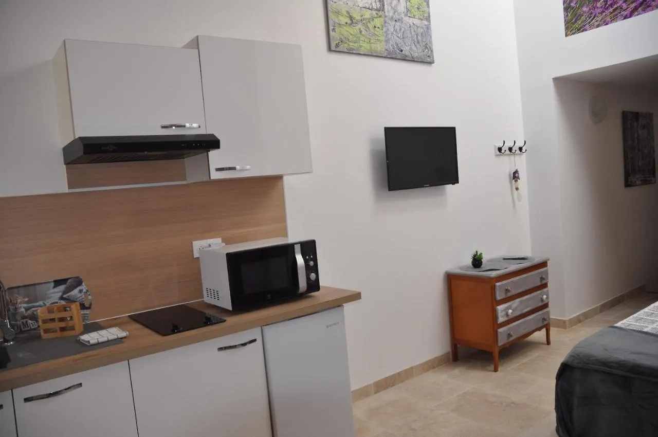 Апартаменты Studio Avec Terrasse Privative Et Piscine Grillon Франция
